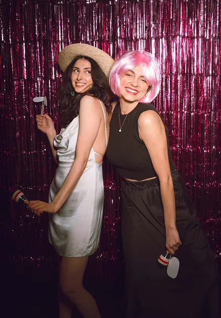 Deux femmes en soirée