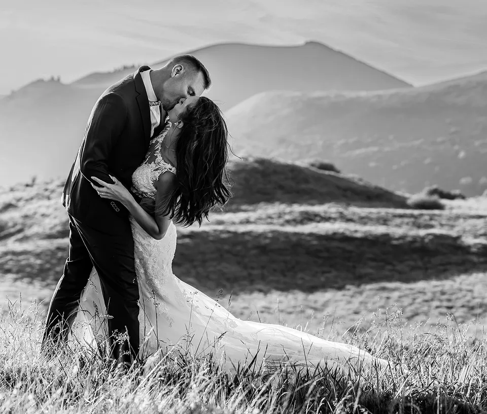 Mariés enlacés en noir et blanc