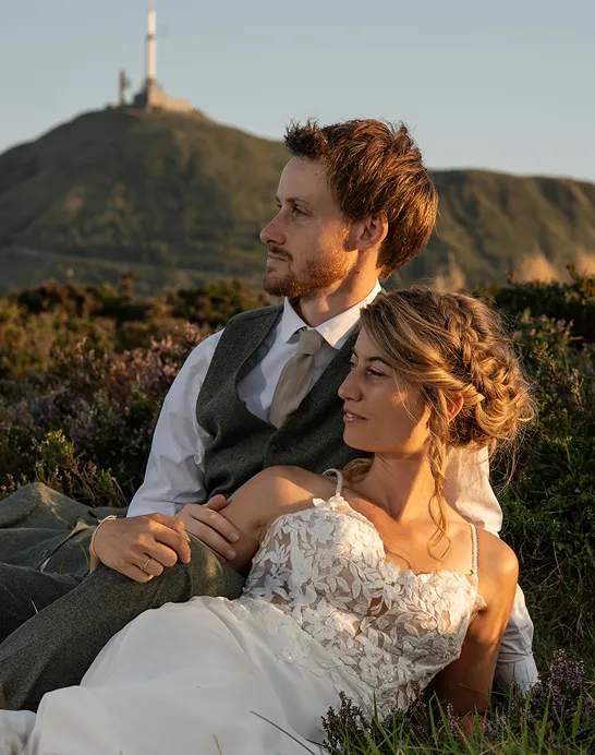 Couple mariés en extérieur